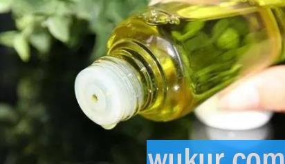卸妆油弄到衣服上水洗不掉怎么办