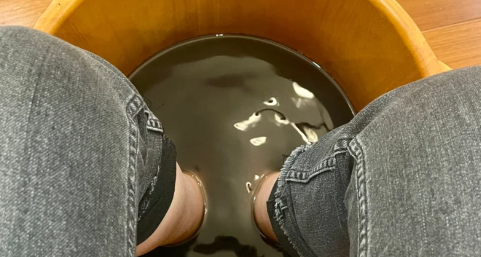 艾叶泡脚一年白头发变黑了真的假的