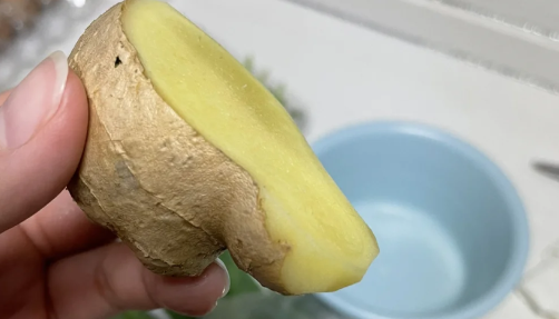 生姜煮水治白发的方法