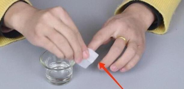 502胶水粘到手上怎么去除