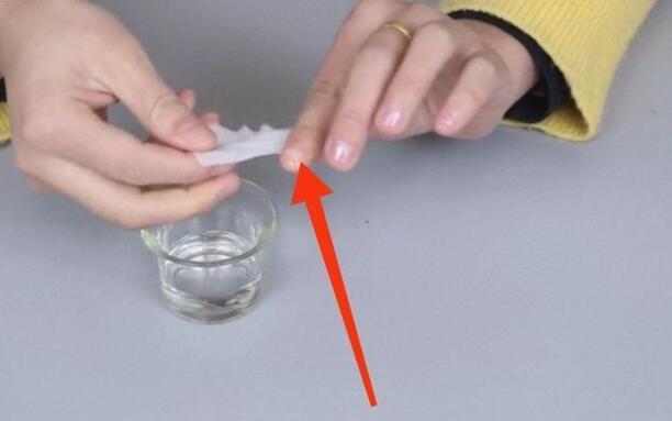 502胶水粘到手上怎么去除